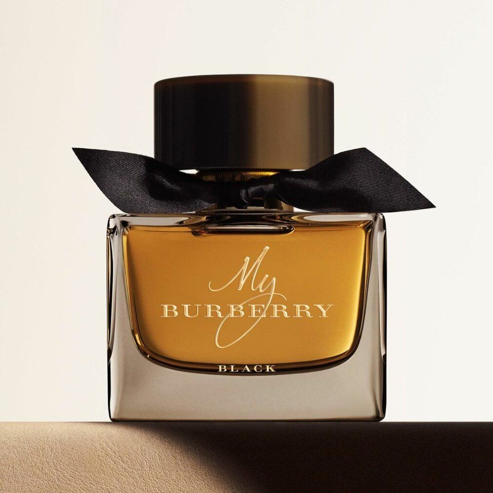 Flakon mit goldfarbener Flüssigkeit, schwarzer Schleife und goldfarbenem Deckel. Schriftzug 'My BURBERRY BLACK'.