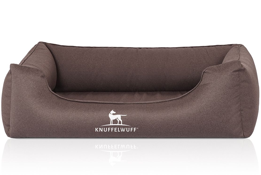 Braunes orthopädisches Hundebett Leon. Rechteckige Form mit erhöhten Seiten. Logo: Knuffelwuff mit Hund. Stoffstruktur sichtbar.