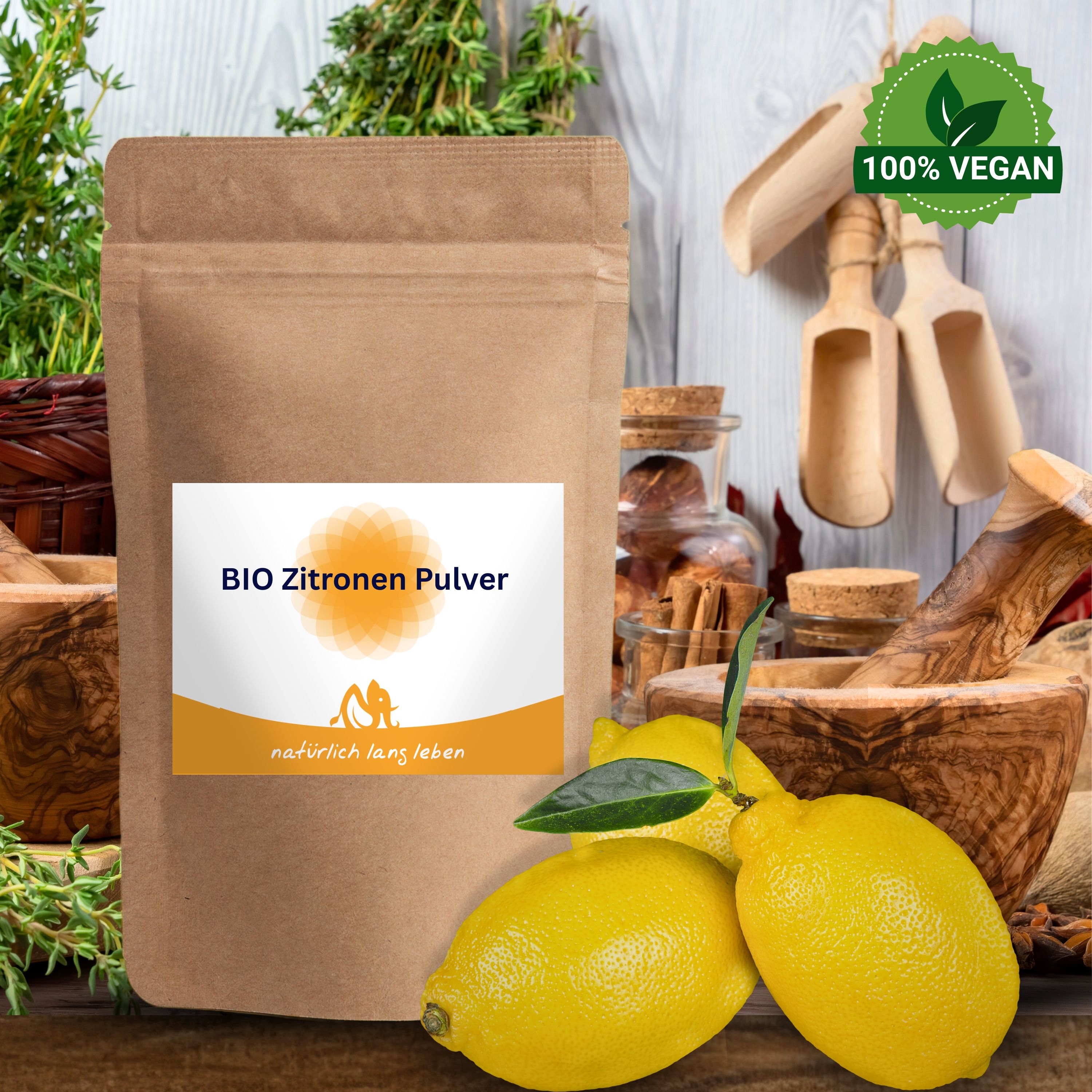 Braune Tüte mit Etikett: BIO Zitronen Pulver, Logo und Schriftzug. Zwei Zitronen liegen davor. Vegan-Siegel.