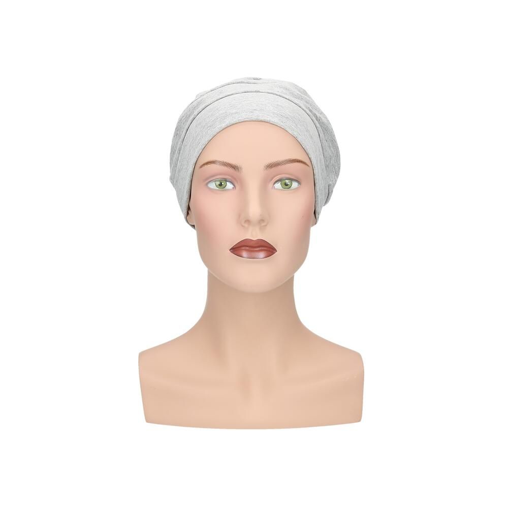 Hellgrauer Turban auf einer Schaufensterpuppe. Frontalansicht. Stoffhaube mit breitem Saum.