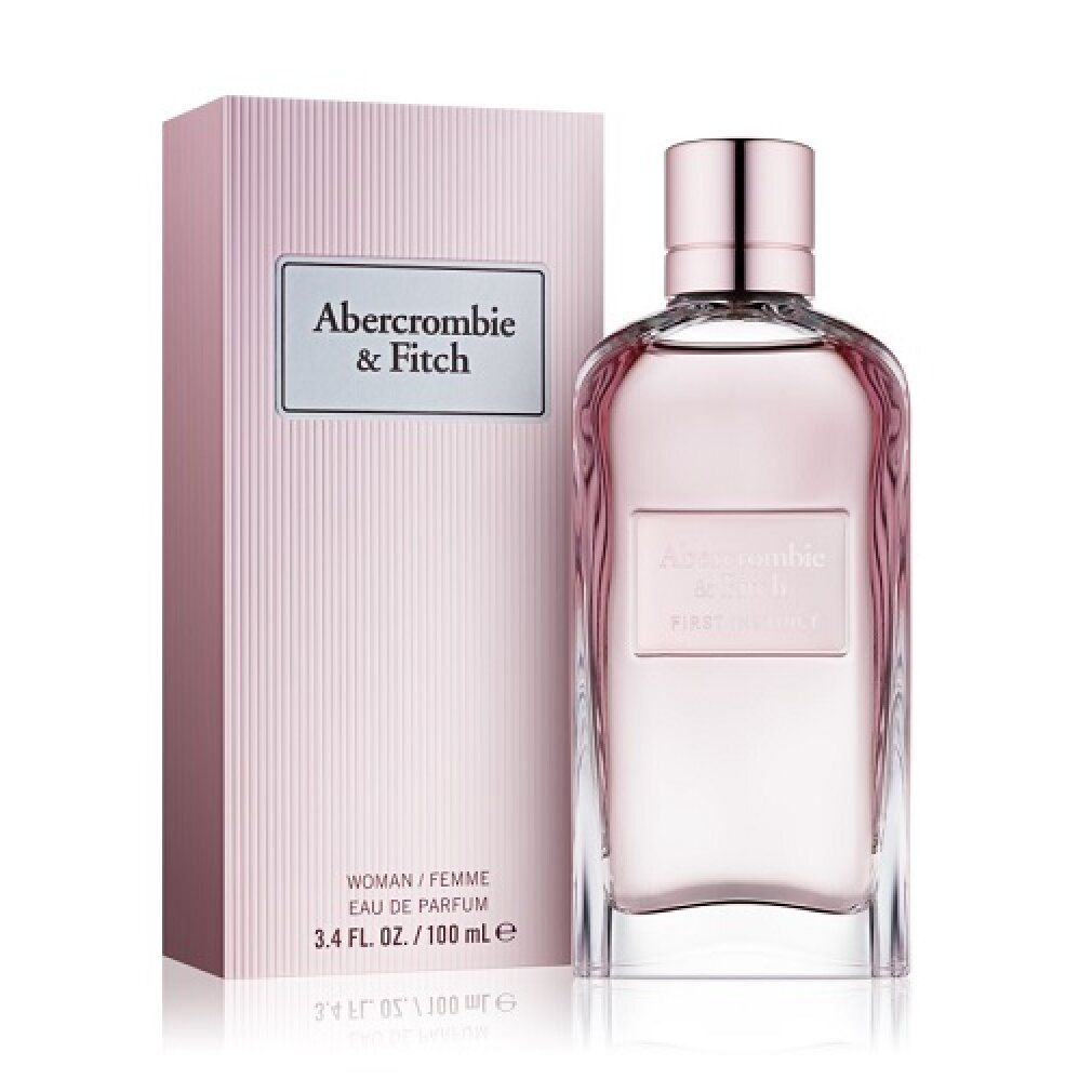 Rosafarbene Verpackung und Flakon. Aufschrift: Abercrombie & Fitch, First Instinct, Woman/Femme, Eau de Parfum.
