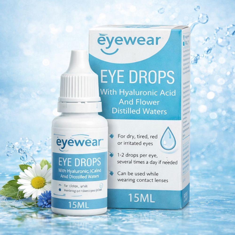 Augentropfen-Flasche und Schachtel. Blaue und weiße Verpackung. Text: "eye wear EYE DROPS". Enthält Hyaluronsäure und Blütenwasser. 15ml.