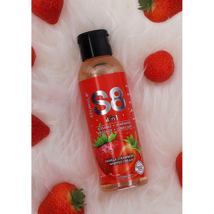 Flasche mit rotem Etikett, S8 4 in 1. Erdbeeren umgeben die Flasche. Schwarzer Deckel. Text: Vanilla Strawberry Whipped Cream.