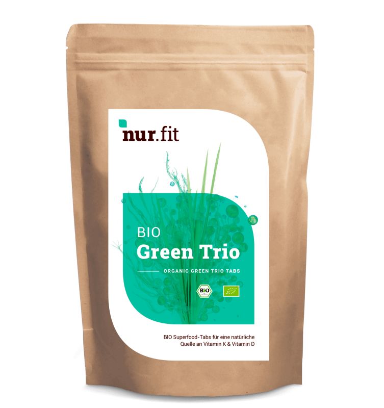 Braune Tüte mit weißem Etikett. Aufschrift: nur.fit BIO Green Trio Tabs. Grün-weiße Grafik mit Pflanzenmotiv. Bio-Siegel.