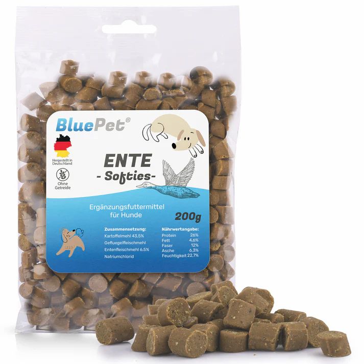 Transparente Tüte mit braunen, würfelförmigen Snacks. Aufdruck: BluePet, Ente Softies, Ergänzungsfuttermittel für Hunde, 200g. Daneben Haufen Snacks.