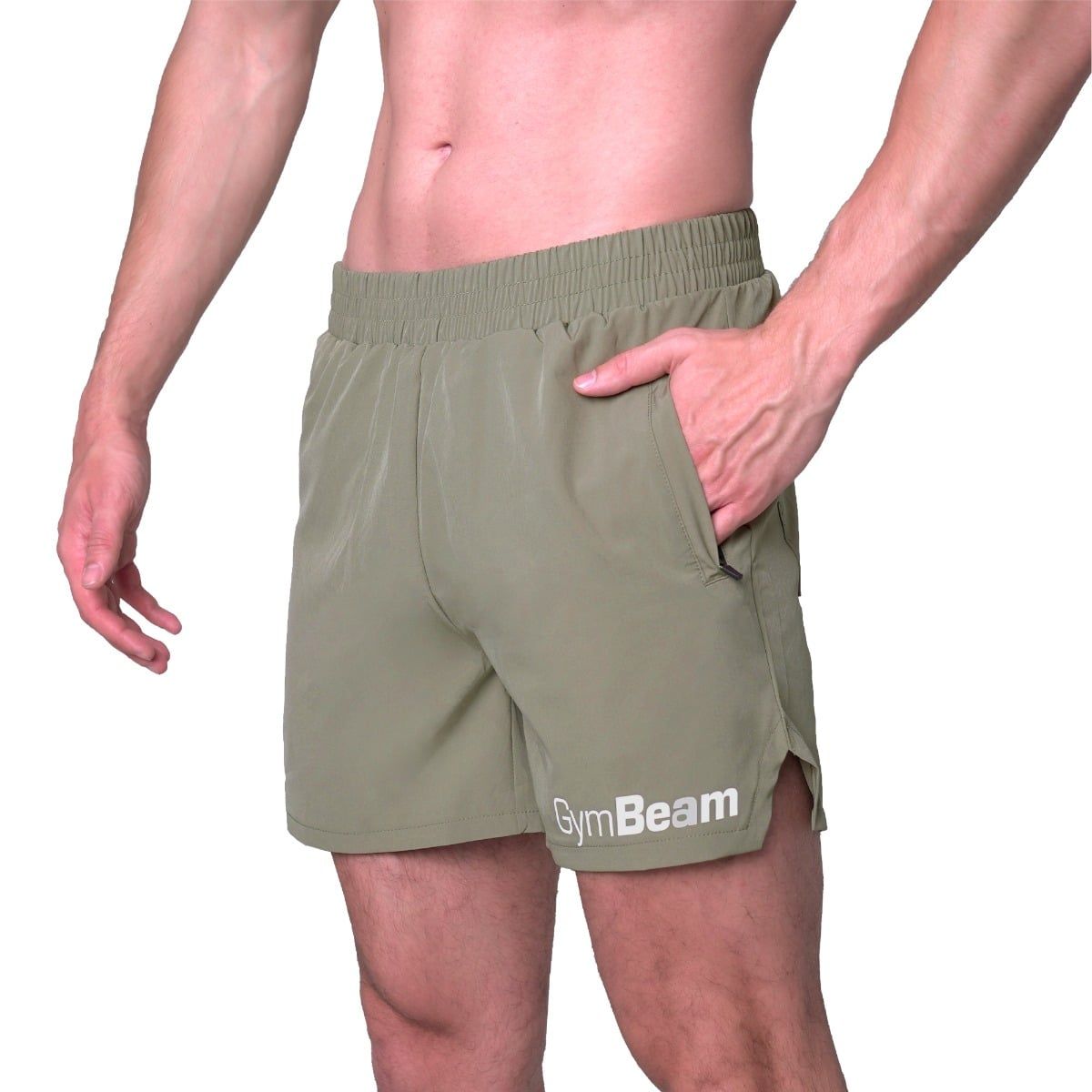Grüne Herren-Shorts mit GymBeam-Logo, Detailansicht.