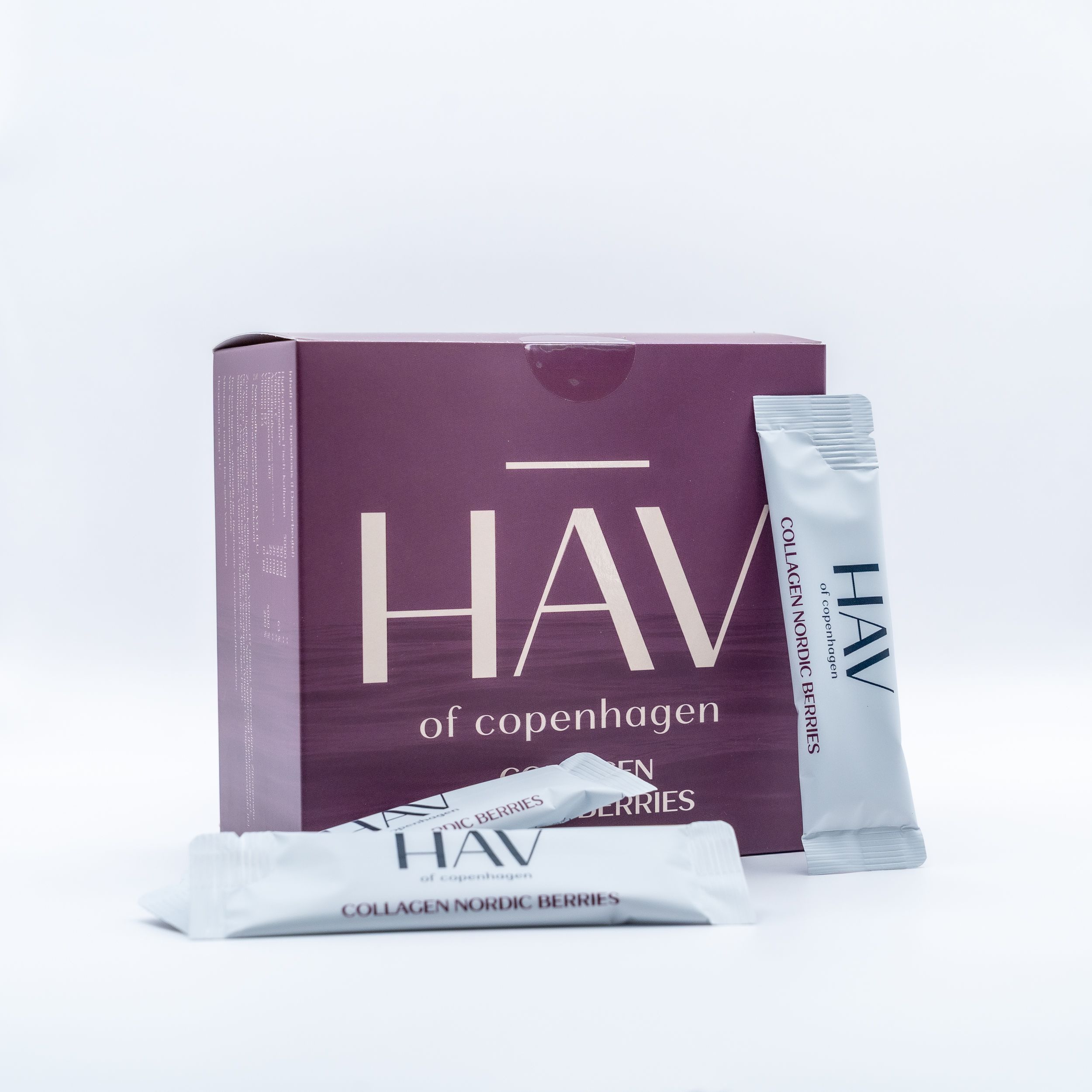 Produktverpackung und 3 Sticks. Auf den Sticks steht: HAV of Copenhagen, Collagen Nordic Berries.