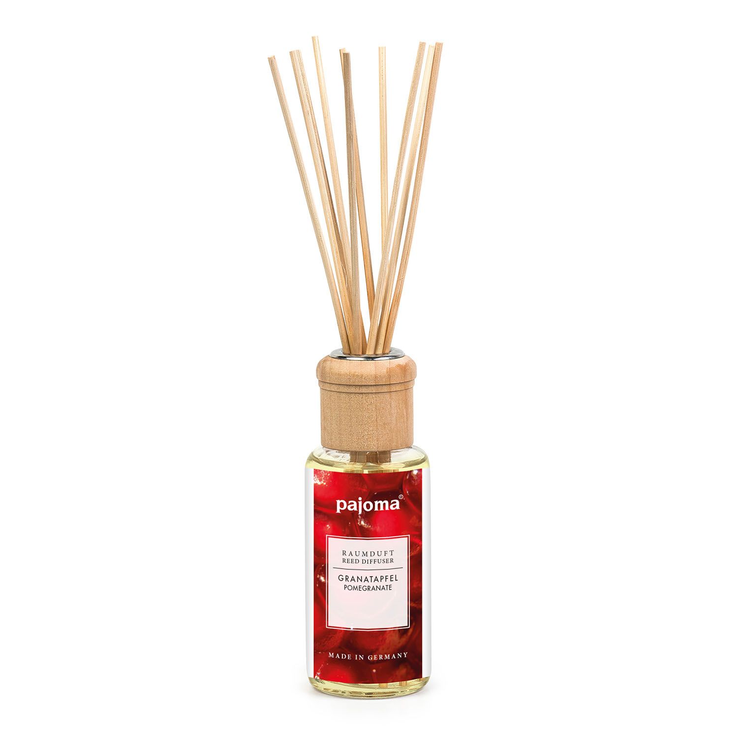 Glasflasche mit Holzverschluss und Duftstäbchen. Rotes Etikett mit Text. Marke: pajoma. Made in Germany.