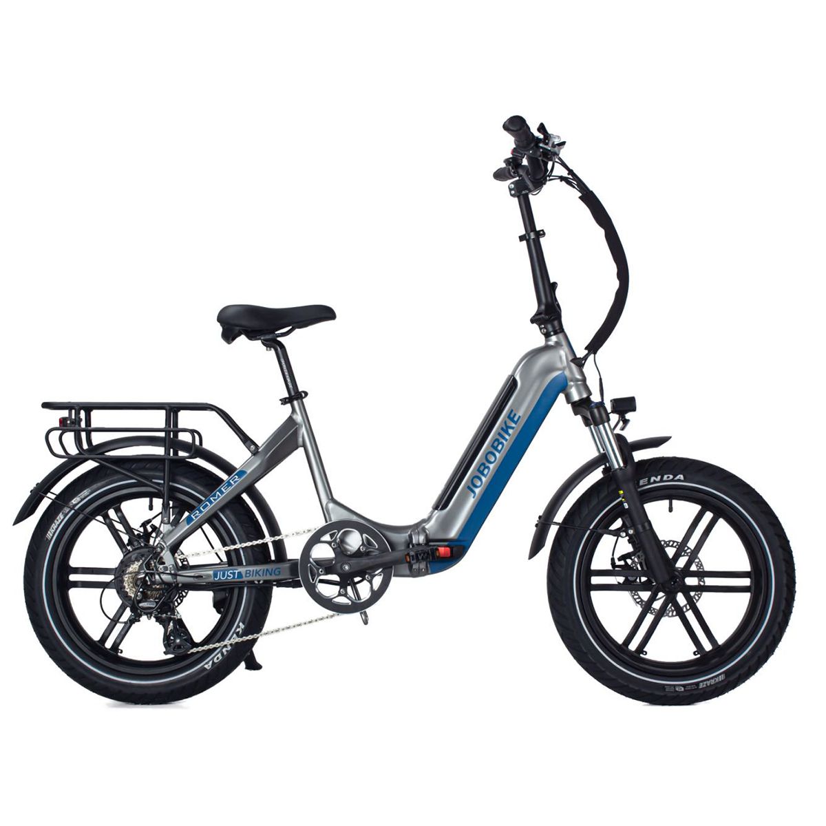 Grau-blaue E-Bike mit schwarzen Reifen und Gepäckträger. JOBOBIKE-Logo am Rahmen. Kenda-Reifen.