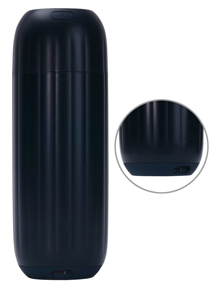 Dunkelblauer Masturbator mit geriffelter Oberfläche. USB-C-Anschluss am Boden. Vergrößerte Ansicht des Bodens.