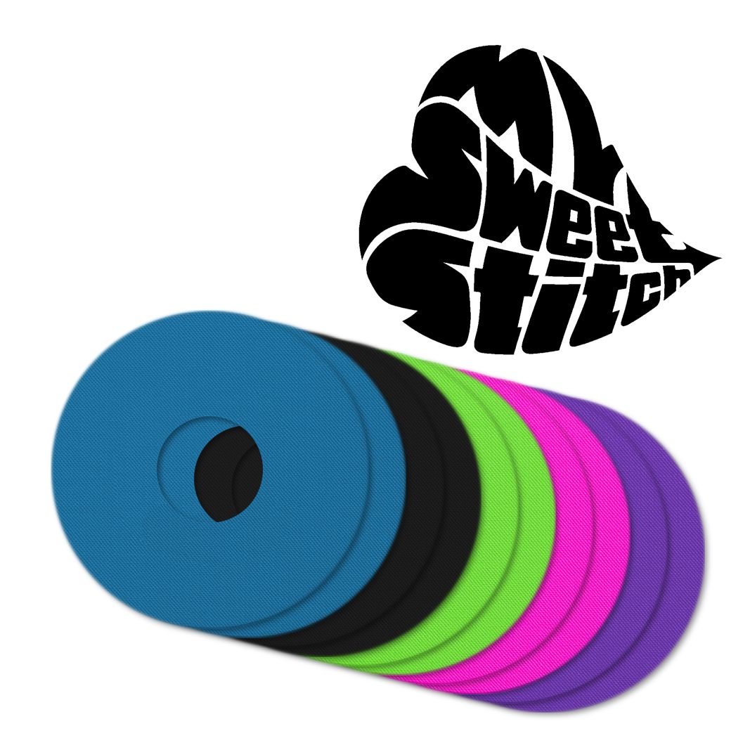 Mehrfarbige Katheterpflaster. Verschiedene Farben: Blau, Schwarz, Grün, Pink und Lila. Herzförmiges Logo mit Schriftzug.