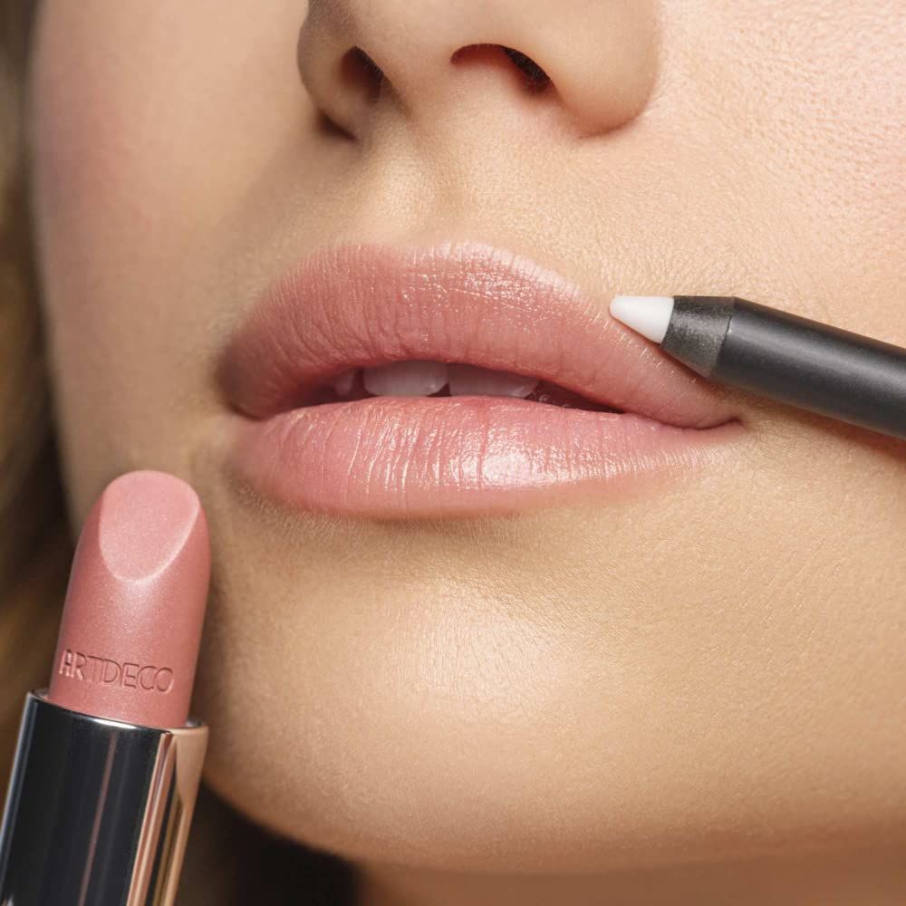 Person mit Lippen. Lipliner und Lippenstift von Artdeco werden verwendet.