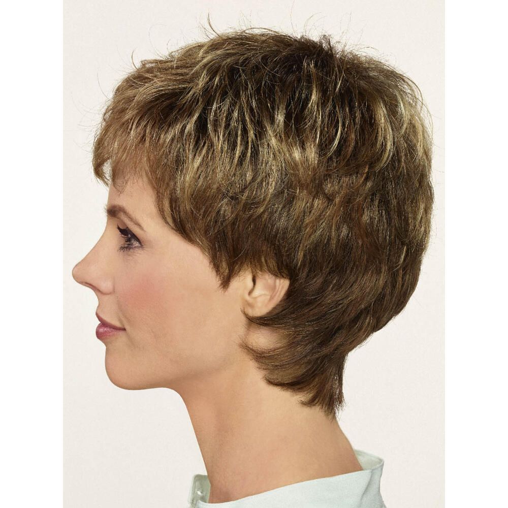 Kurzhaarperücke, braun mit blonden Strähnen. Seitenansicht einer Frau mit Perücke.