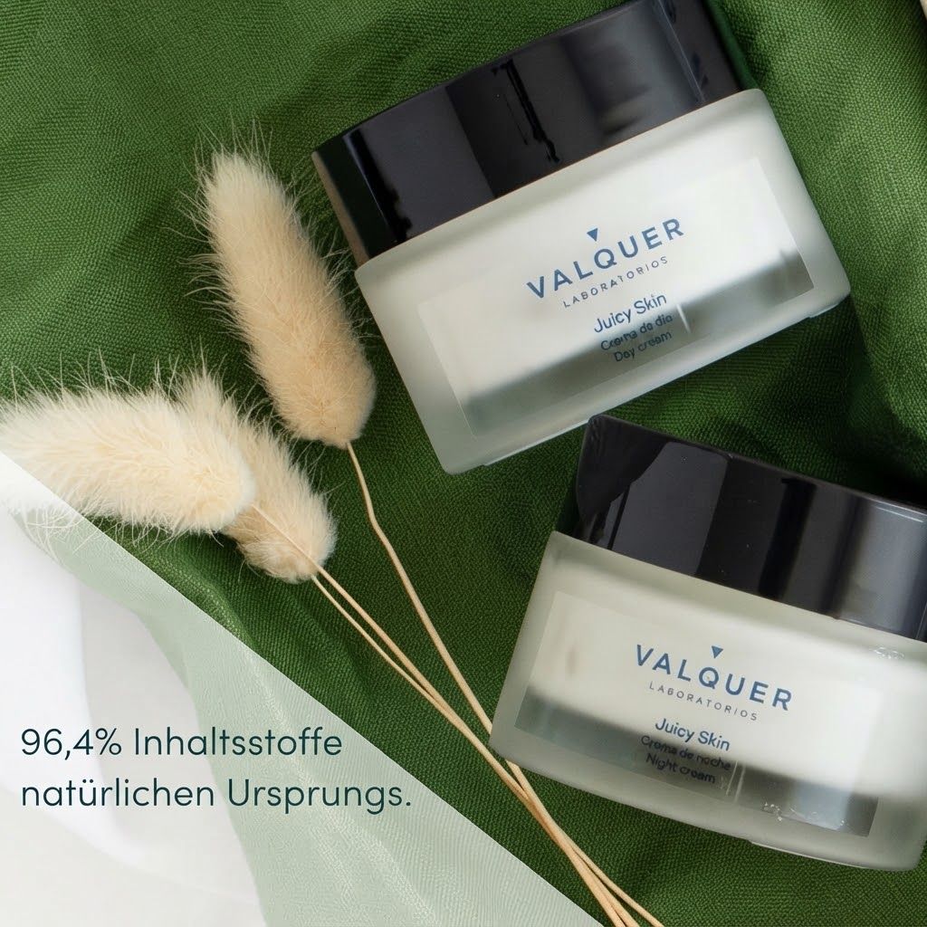 Frau trägt Valquer Juicy Skin Creme auf, Tiegel in der Hand.