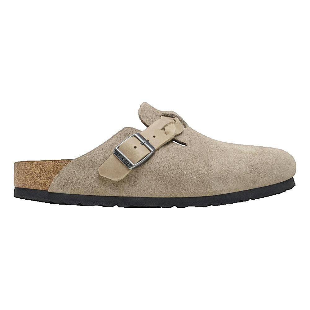Mules Birkenstock Boston beige. Tomaia in pelle scamosciata, fibbia regolabile, plantare in sughero, suola nera.