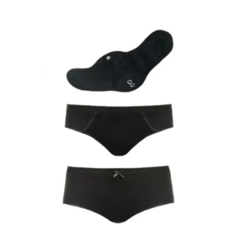 Drei schwarze Periodenunterhosen und eine schwarze, waschbare Binde. Binde mit Druckknöpfen und Logo. Unterhosen mit Schleife.