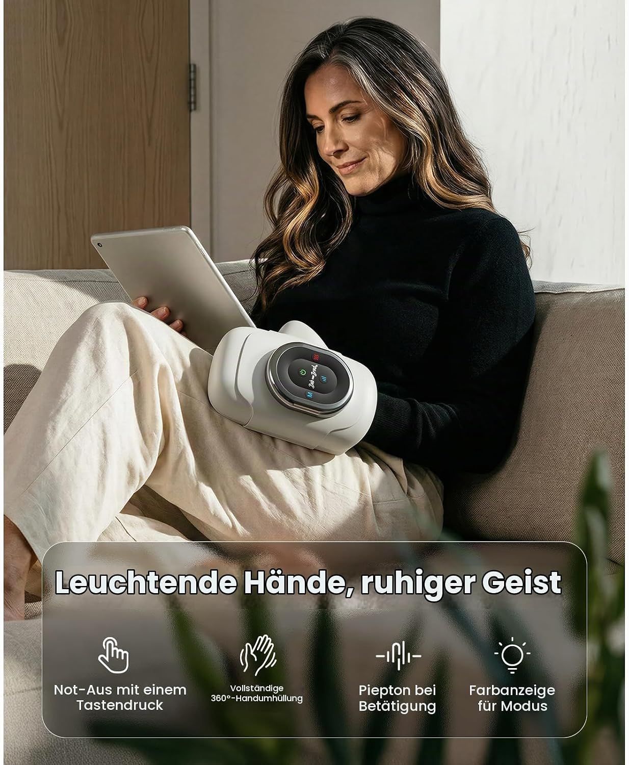 Ein älterer Mann sitzt auf einem Sofa und benutzt ein Kniemaschinen-Massagegerät mit Wärme.