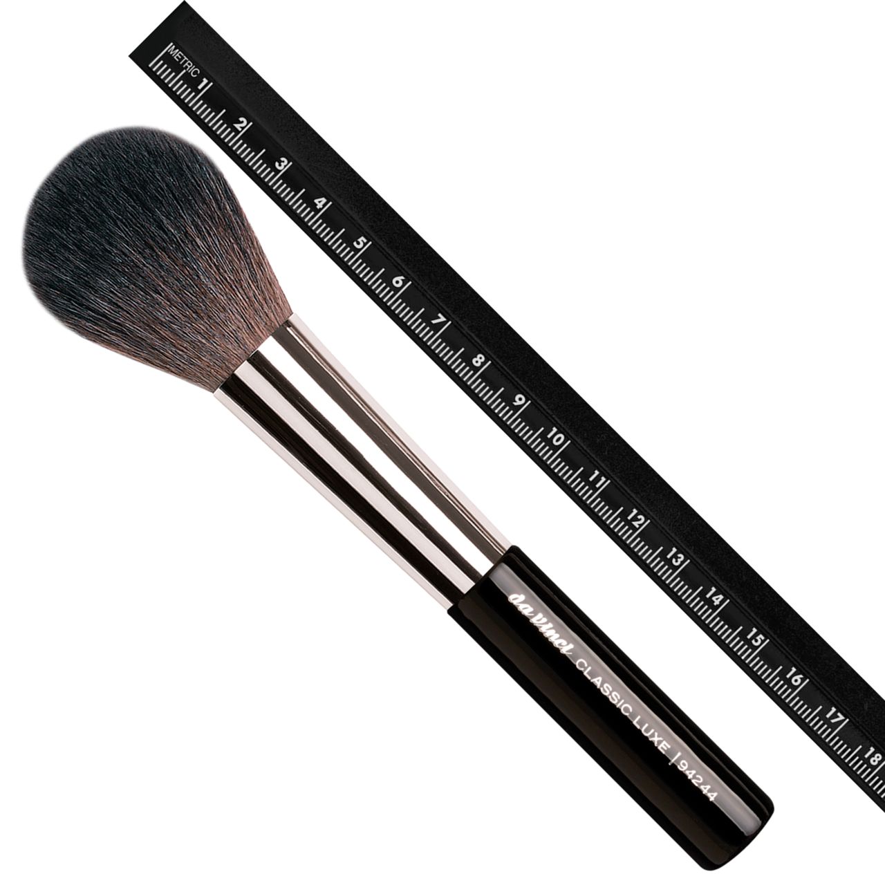 Puderpinsel Da Vinci Classic Luxe neben Lineal. Schwarzer Griff, silberne Zwinge, dunkle Borsten. Lineal mit cm-Einteilung.