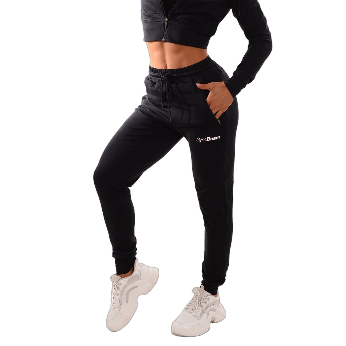 Schwarze Damen-Jogginghose mit Kordelzug, Reißverschlusstaschen und GymBeam-Logo, vorne.