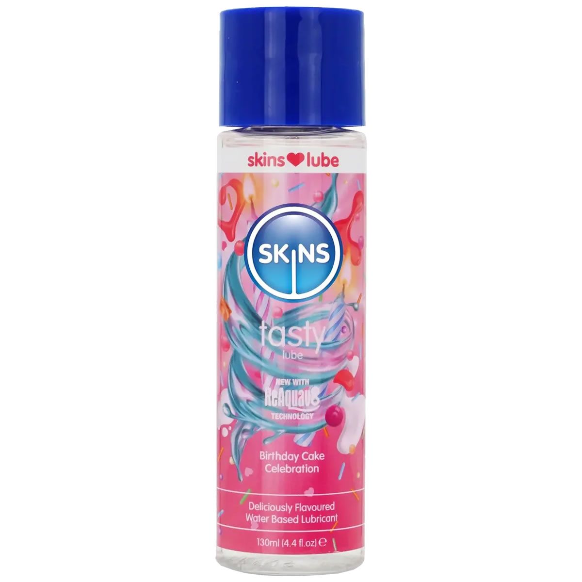 Zylinderförmige Flasche mit blauem Deckel. Aufschrift: Skins Lube, SKINS, tasty, Birthday Cake Celebration. Wasserbasiertes Gleitmittel.