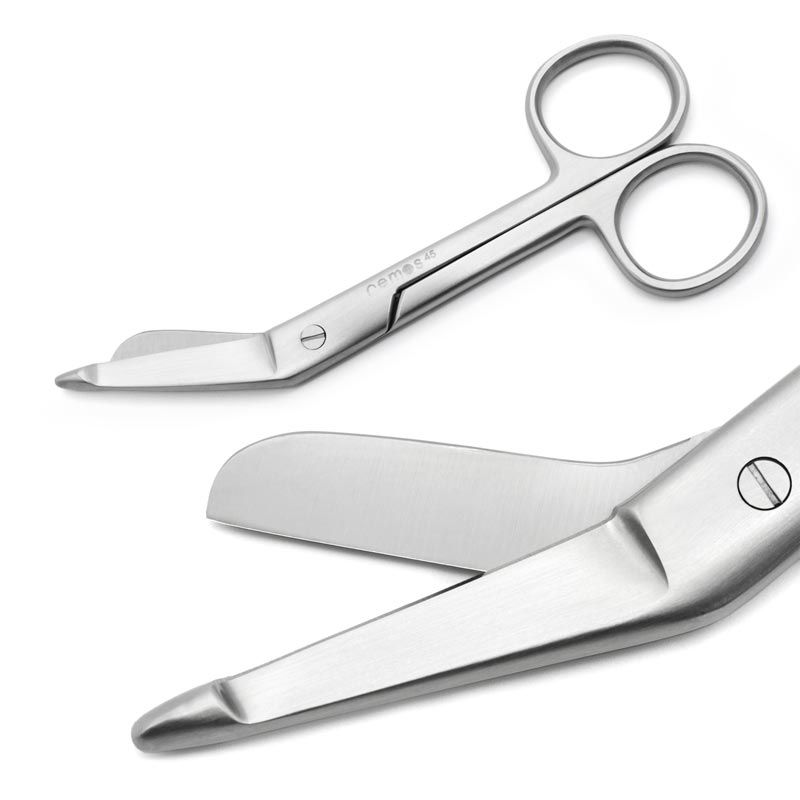 Edelstahl-Verbandschere mit abgewinkelter Klinge und stumpfer Spitze.