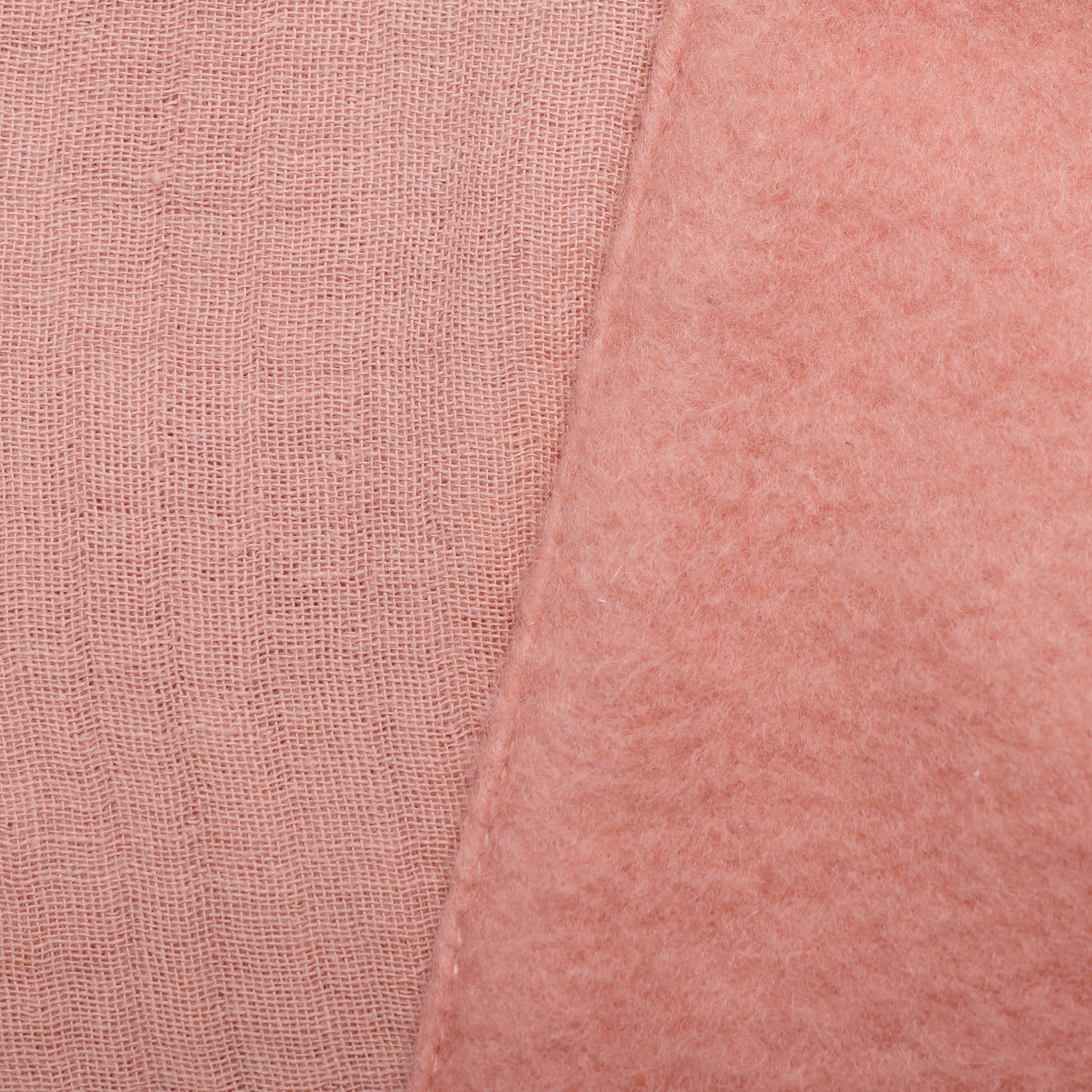Nahaufnahme von rosa Stoffen. Links ein gewebter Stoff, rechts ein flauschiger Stoff.