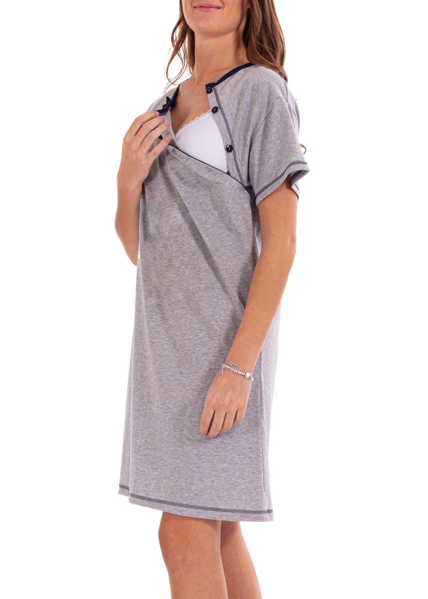 Graues Nachthemd mit doppeltem Öffnungssystem. Dunkelblauer Saum und Knöpfe. Kurze Ärmel. Frau trägt das Nachthemd.