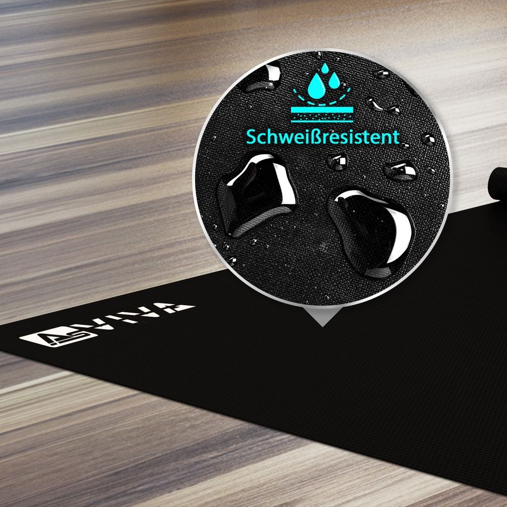 Schwarze Matte mit "AsVIVA" Logo und "Schweißresistent" Aufdruck. Wassertropfen auf der Oberfläche.
