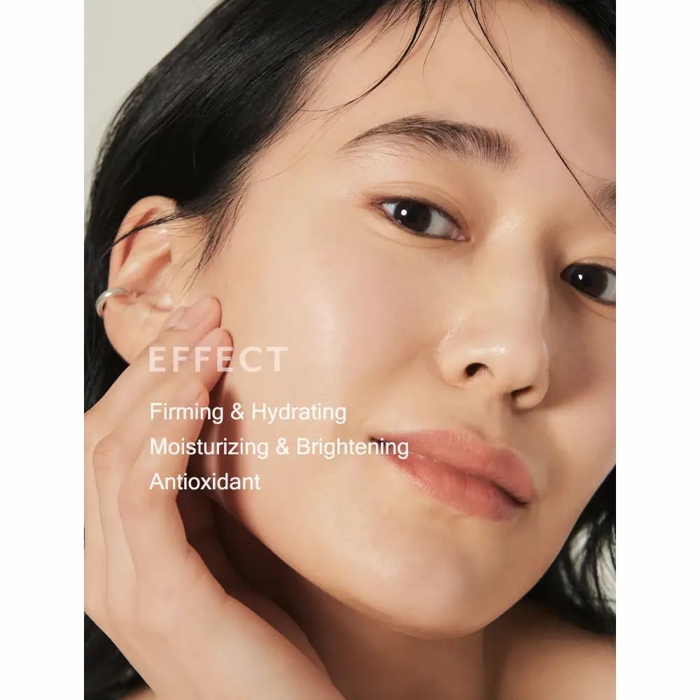 Nahaufnahme eines Gesichts. Aufschrift: Firming & Hydrating, Moisturizing & Brightening, Antioxidant.