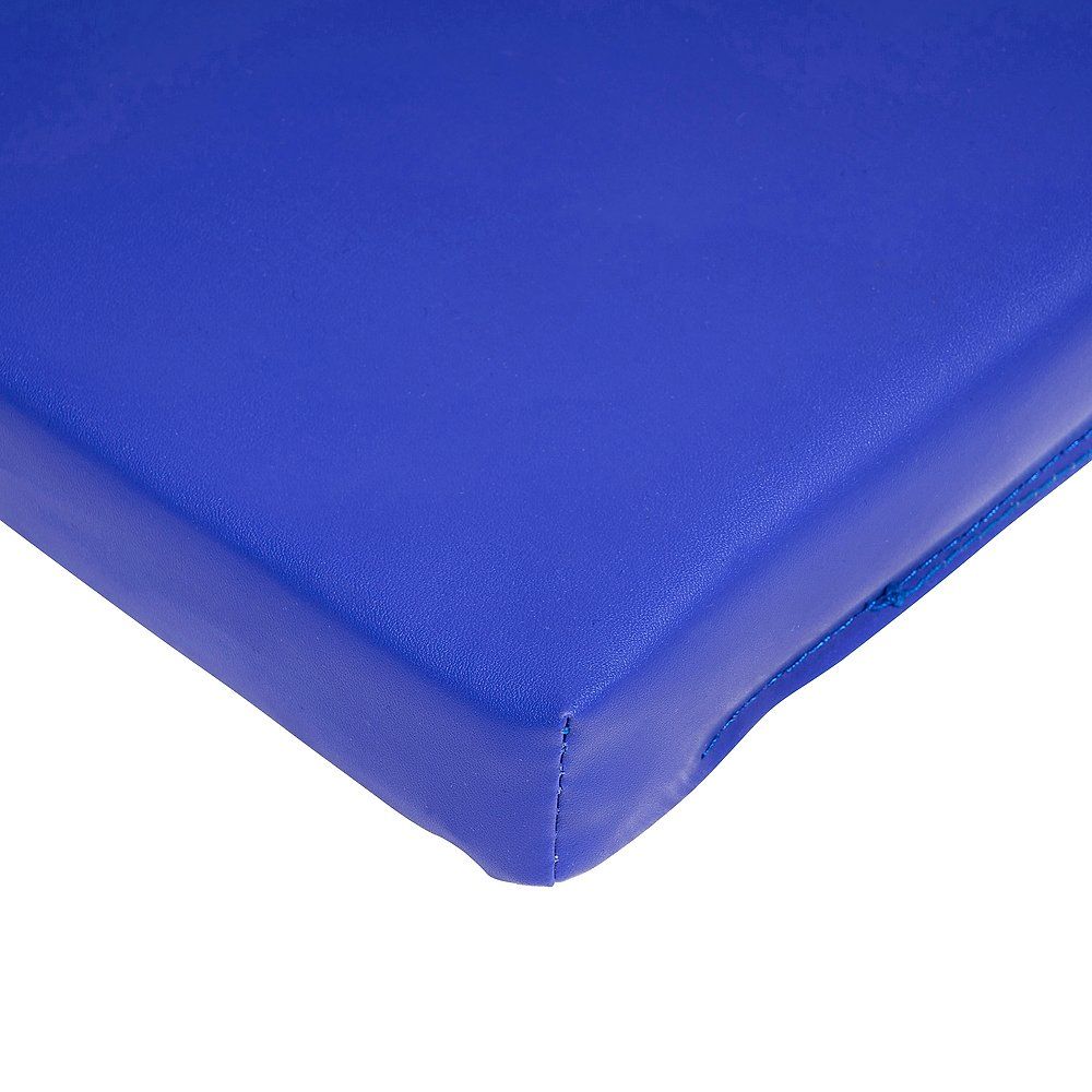 Nahaufnahme einer blauen Sportmatte. Kunstleder. Abgerundete Ecke. Naht am Rand.