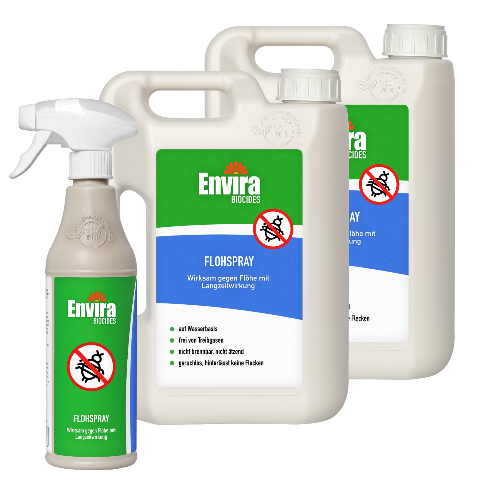 Drei Behälter Envira Flohspray. Zwei große, weiße Kanister mit Griff und ein kleineres Sprühflasche. Aufschrift: Envira BIOCIDES, Flohspray.