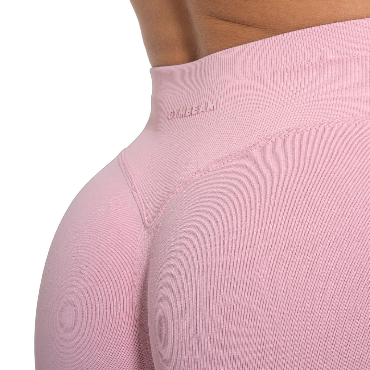 Detailansicht des Bundes von Damen Shorts in Baby Pink mit eingeprägtem Logo.