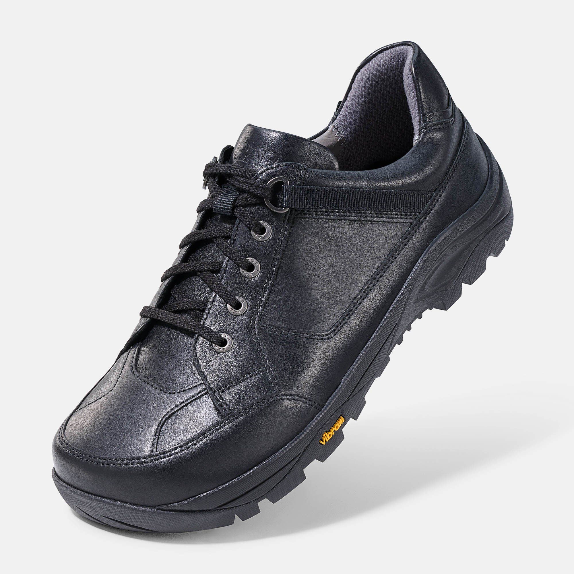 Schwarzer Leder-Schnürschuh, schräge Seitenansicht.