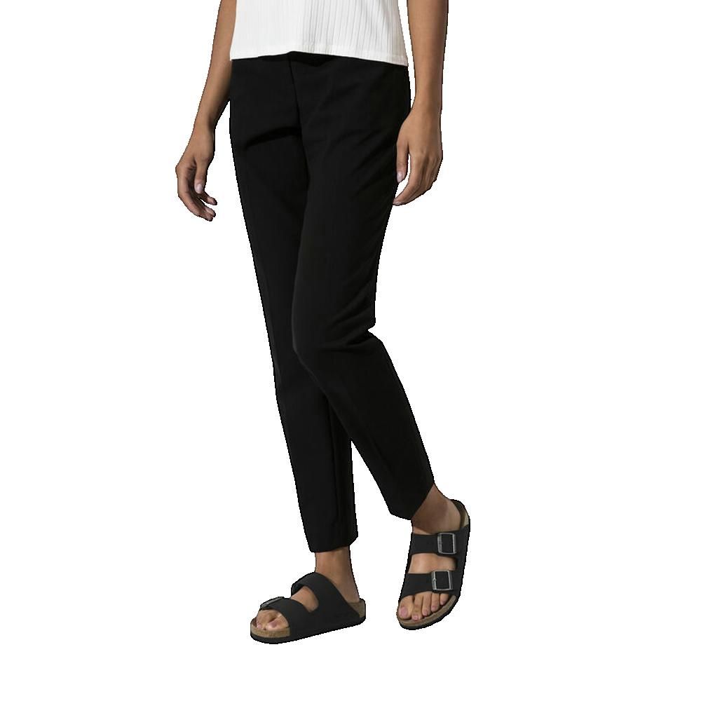 Persona con pantaloni neri e sandali Birkenstock a due cinturini.