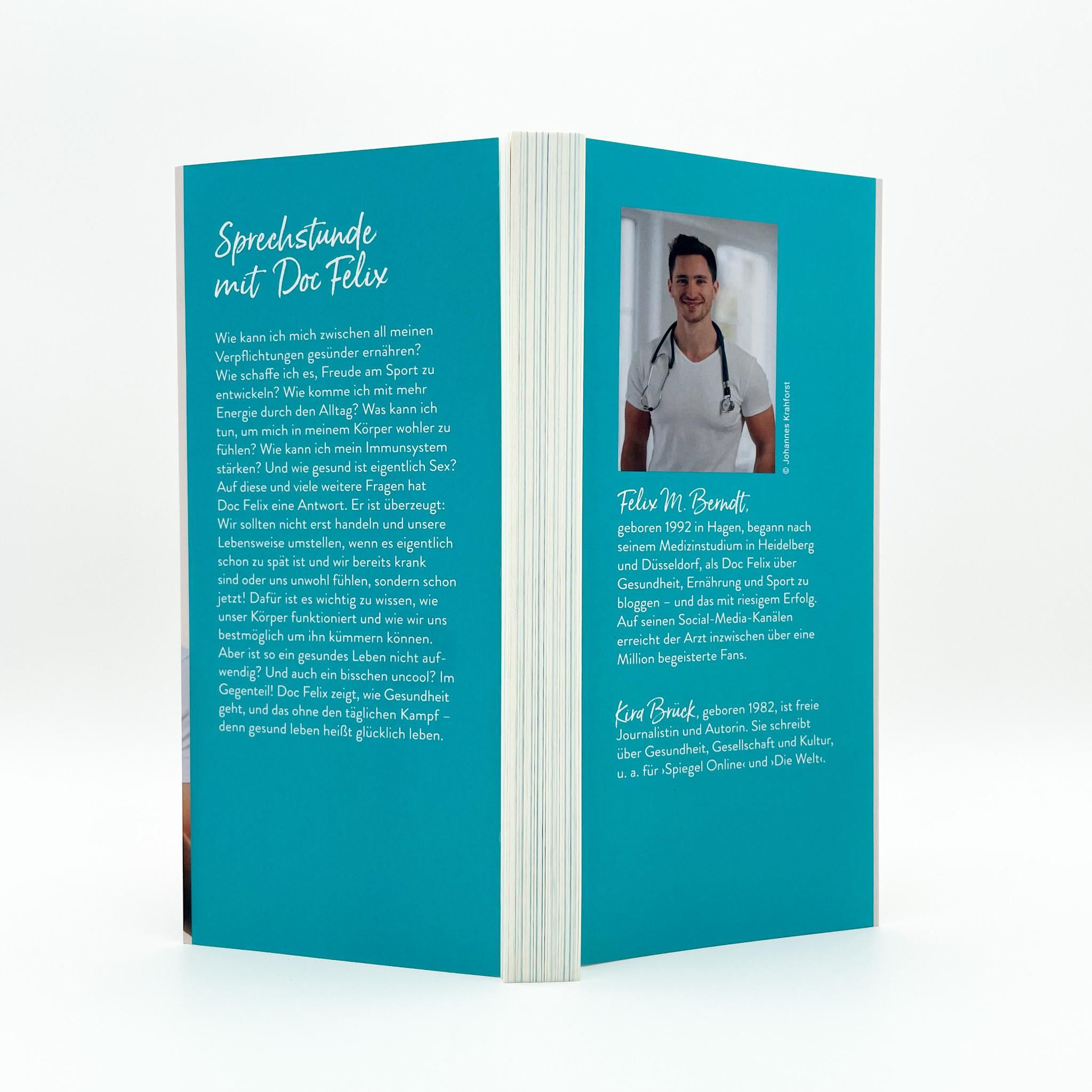Buch "Doc Felix - Feel good" geöffnet. Linke Seite: Text. Rechte Seite: Foto von Felix. Text über Autoren.