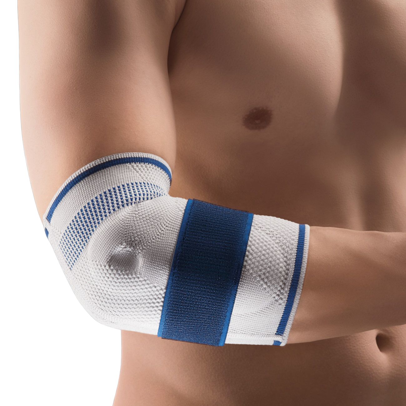 Ellenbogenbandage Komfort Plus. Weiß-blaue Bandage am Arm. Elastisches Material mit blauen Streifen und breitem Band.