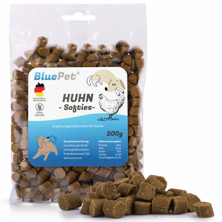 Transparente Tüte mit braunen, zylindrischen Hundesnacks. Aufkleber mit Logo, Produktname, Huhn-Illustration und Nährwertangaben.