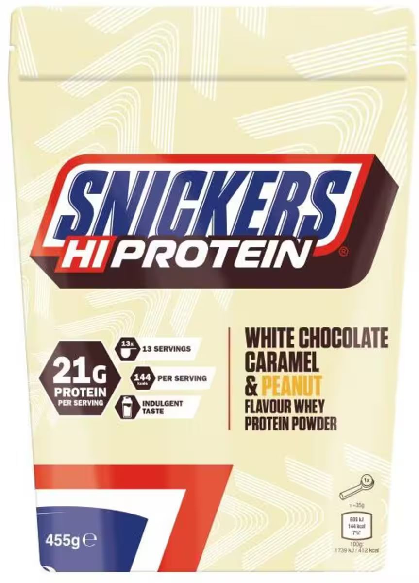 Beutel mit Snickers HI PROTEIN. Aufschrift: White Chocolate, Caramel & Peanut. Enthält 21g Protein pro Portion.