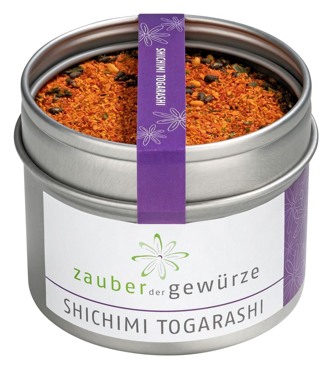 Runde Dose mit Shichimi Togarashi. Weißes Etikett mit Schriftzug "Zauber der Gewürze Shichimi Togarashi". Lila Band mit Schriftzug.