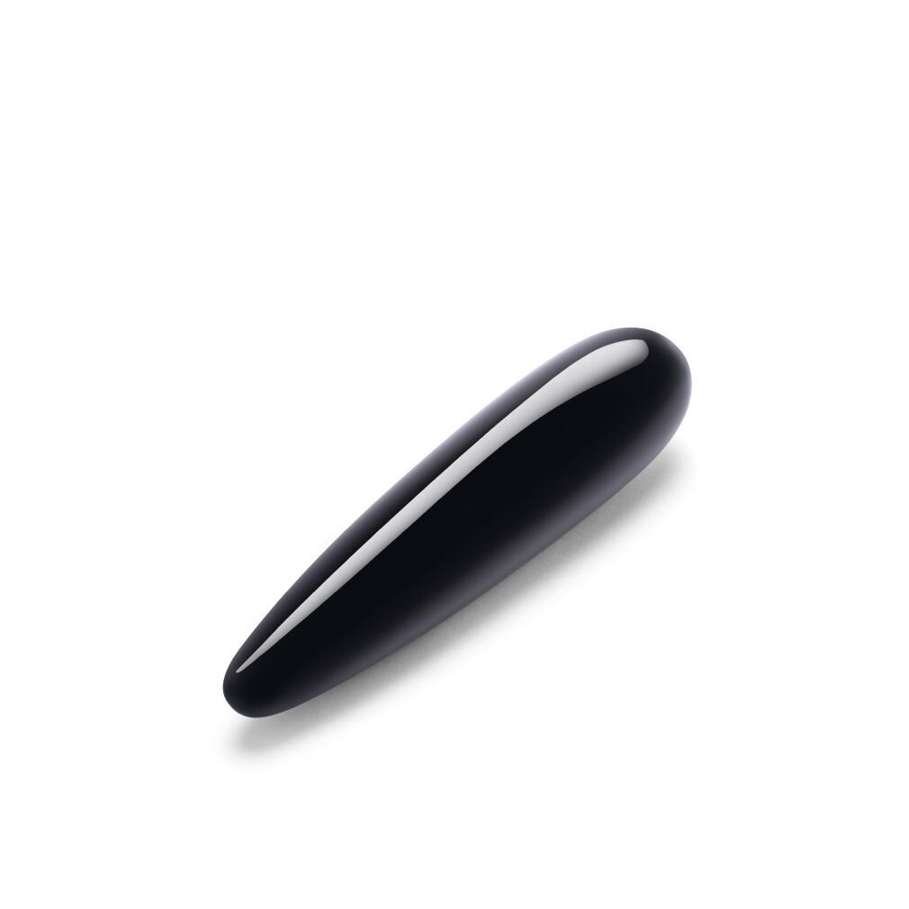 Schwarze, längliche Obsidian-Kristall-Wand. Glatte, glänzende Oberfläche.