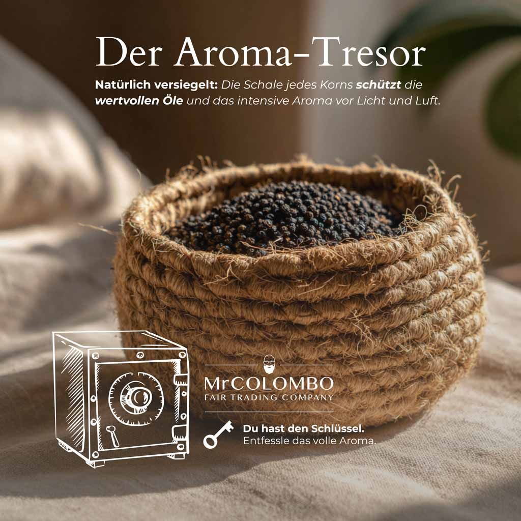 Körbe mit schwarzem Pfeffer. Logo MrCOLOMBO Fair Trading Company. Zeichnung eines Tresors und eines Schlüssels. Text: Du hast den Schlüssel. Entfessle das volle Aroma.