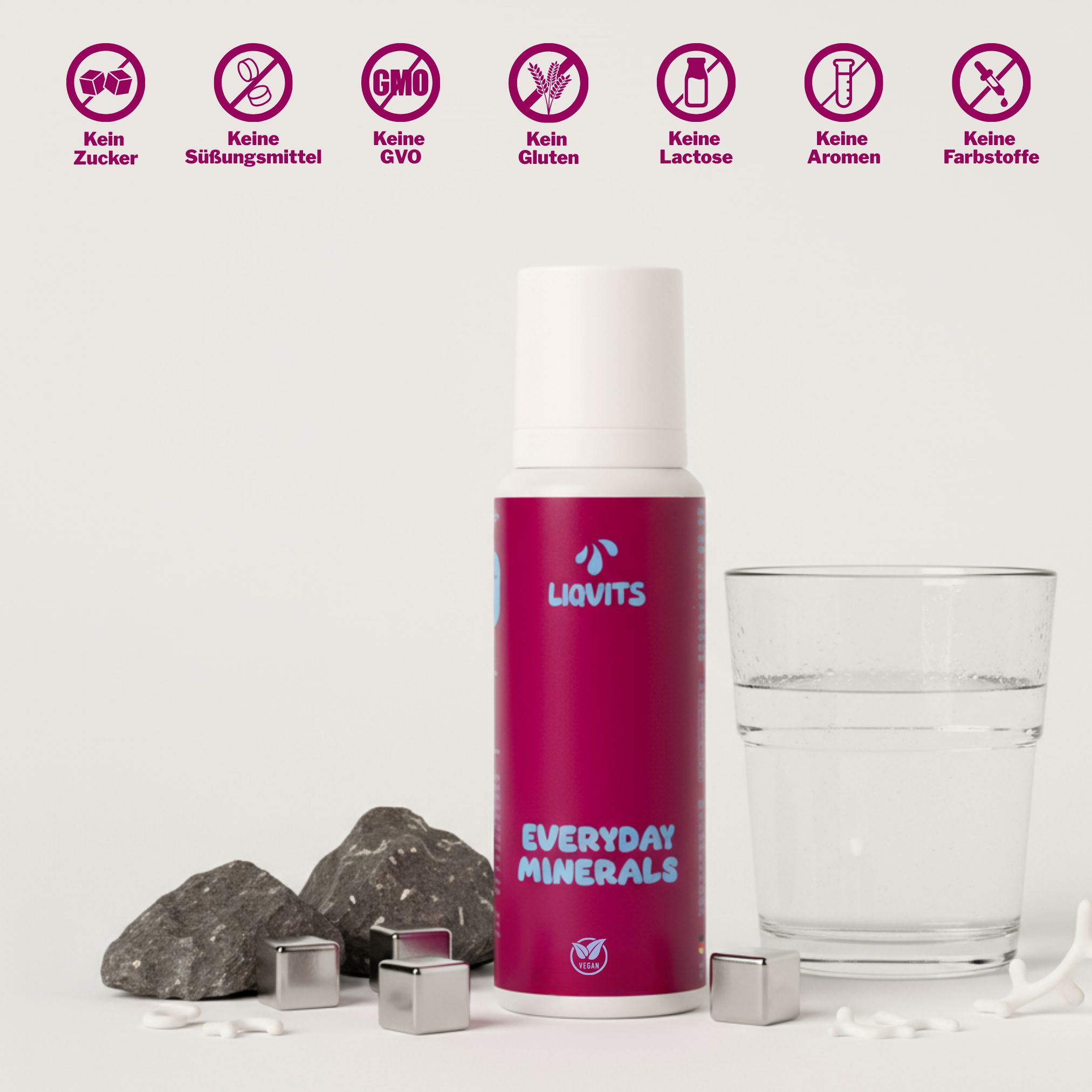 Flasche LiqVits Everyday Minerals, Glas Wasser, Steine und Würfel. Aufschrift: Kein Zucker, Süßungsmittel, GVO, Gluten, Laktose, Aromen, Farbstoffe.