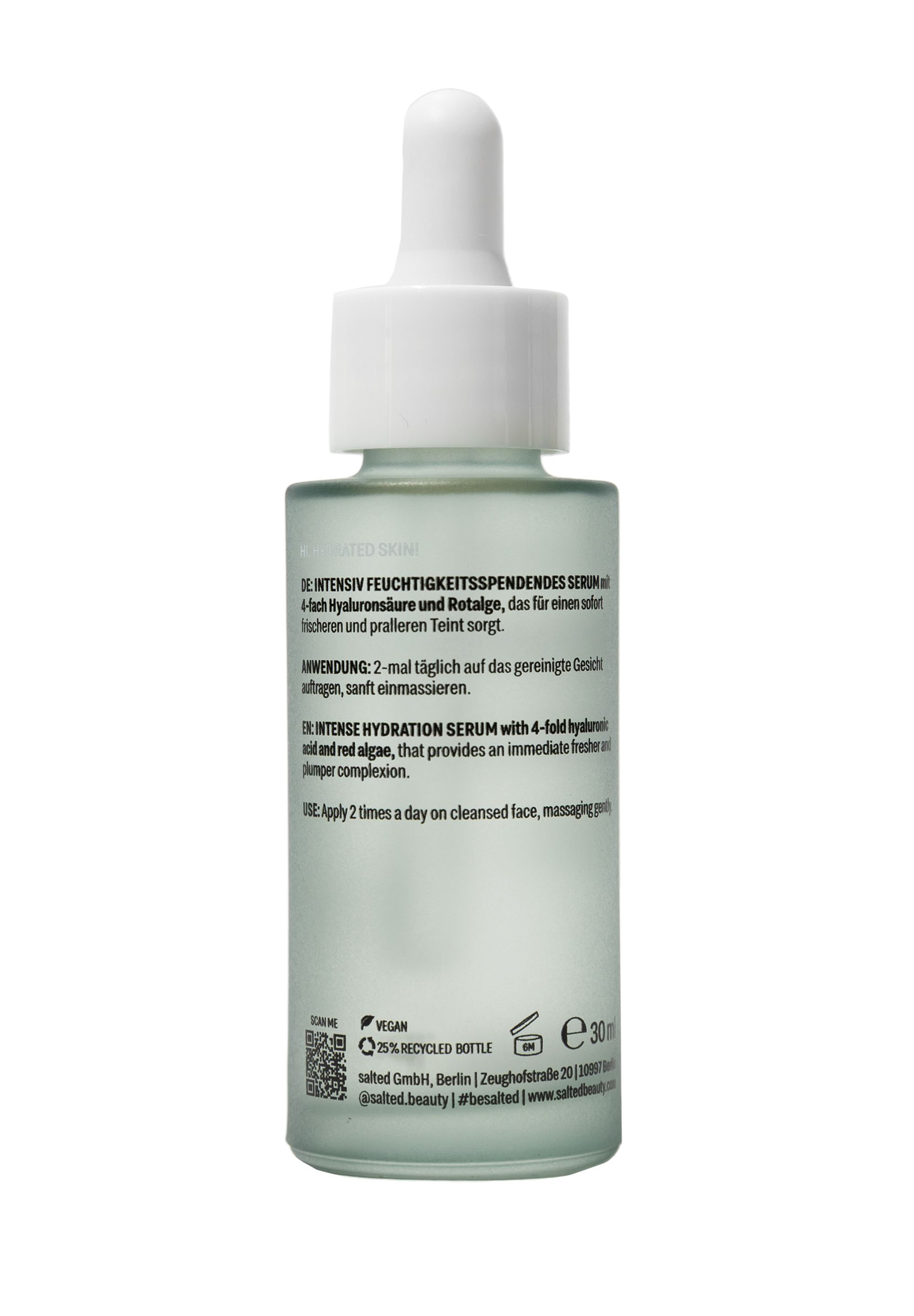 Rückseite einer grünen Flasche. Text: Intensiv feuchtigkeitsspendendes Serum. Inhaltsstoffe, Anwendungshinweise. 25% recycelte Flasche.