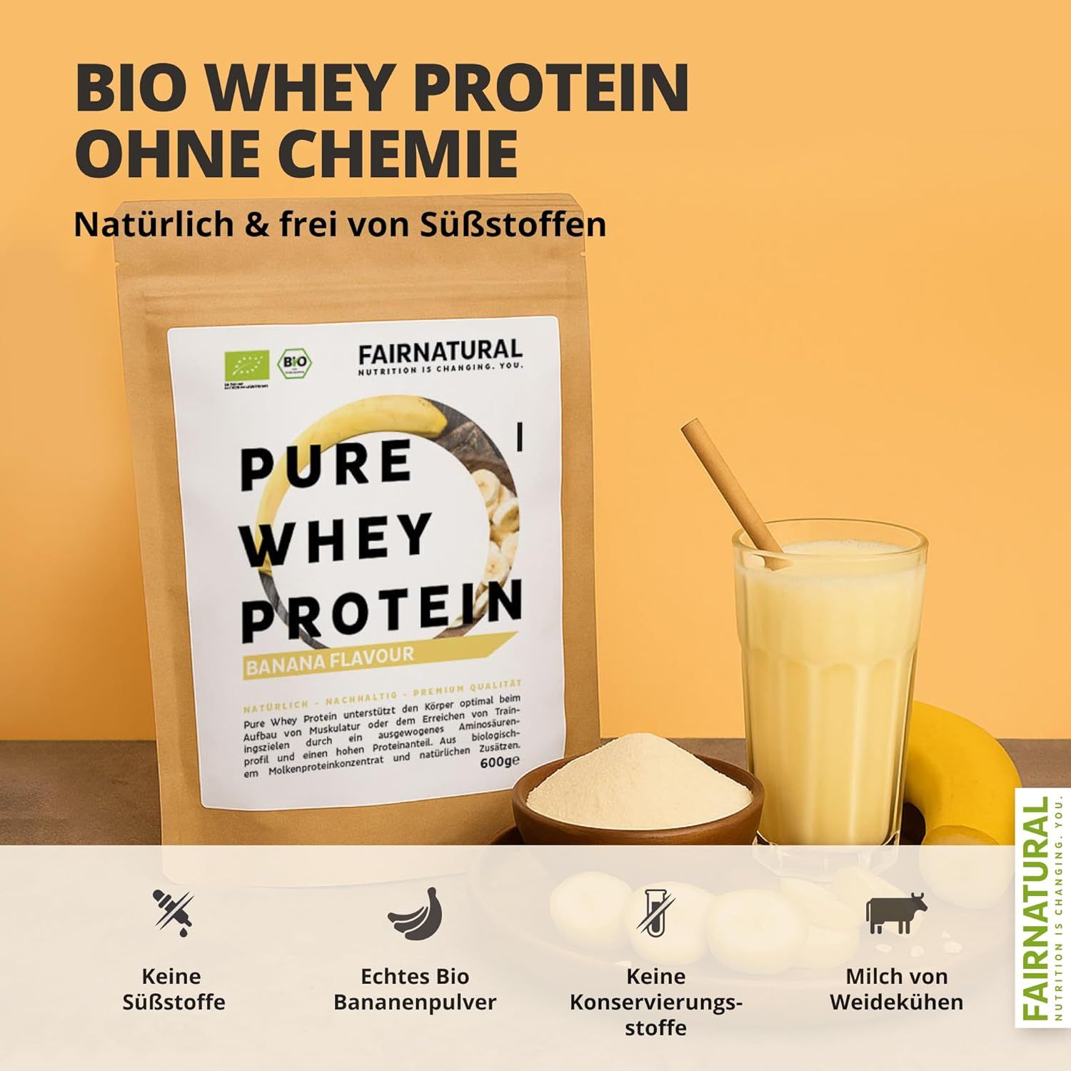 Beutel mit Pure Whey Protein, Bananengeschmack. Glas mit Shake, Banane, Schüssel mit Pulver. Text: Ohne Chemie, natürlich, frei von Süßstoffen.