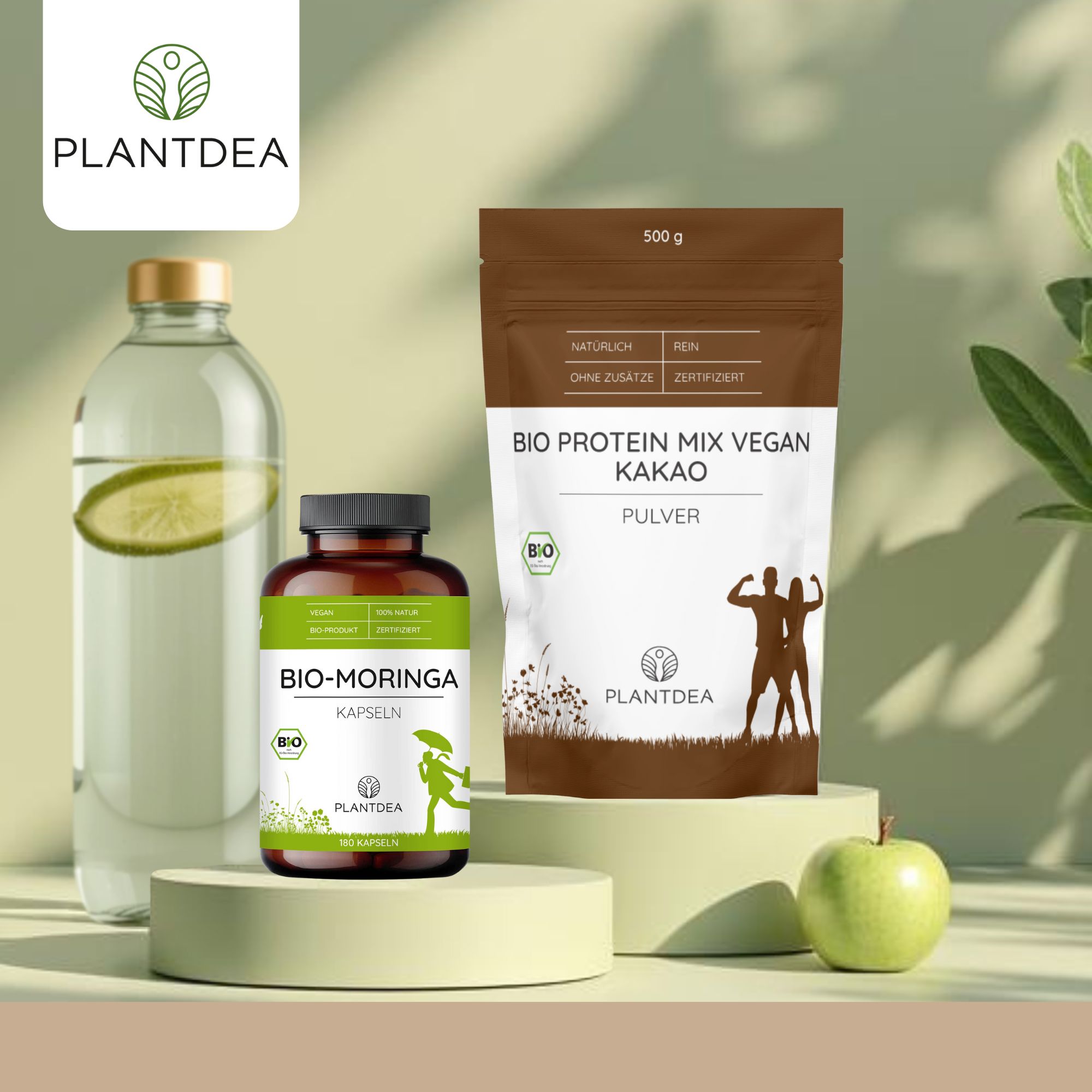 Flasche und Beutel mit Nahrungsergänzungsmitteln. Aufschrift: BIO-MORINGA KAPSELN und BIO PROTEIN MIX VEGAN KAKAO. Grüner Apfel.