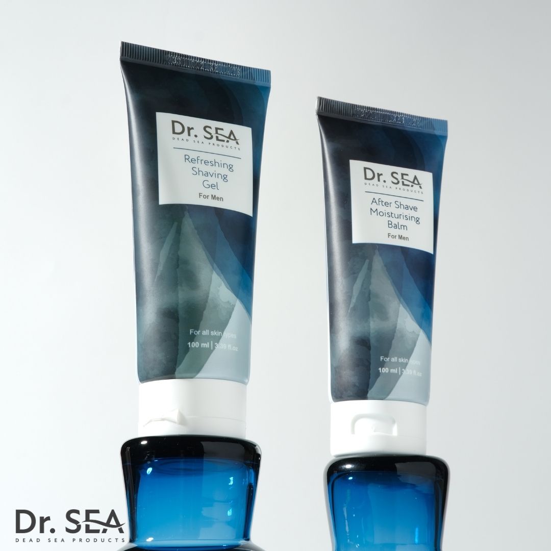 Zwei blaue Tuben After Shave Balsam und Rasiergel. Weißes Logo und Text. Für Männer. Auf blauen Behältern.