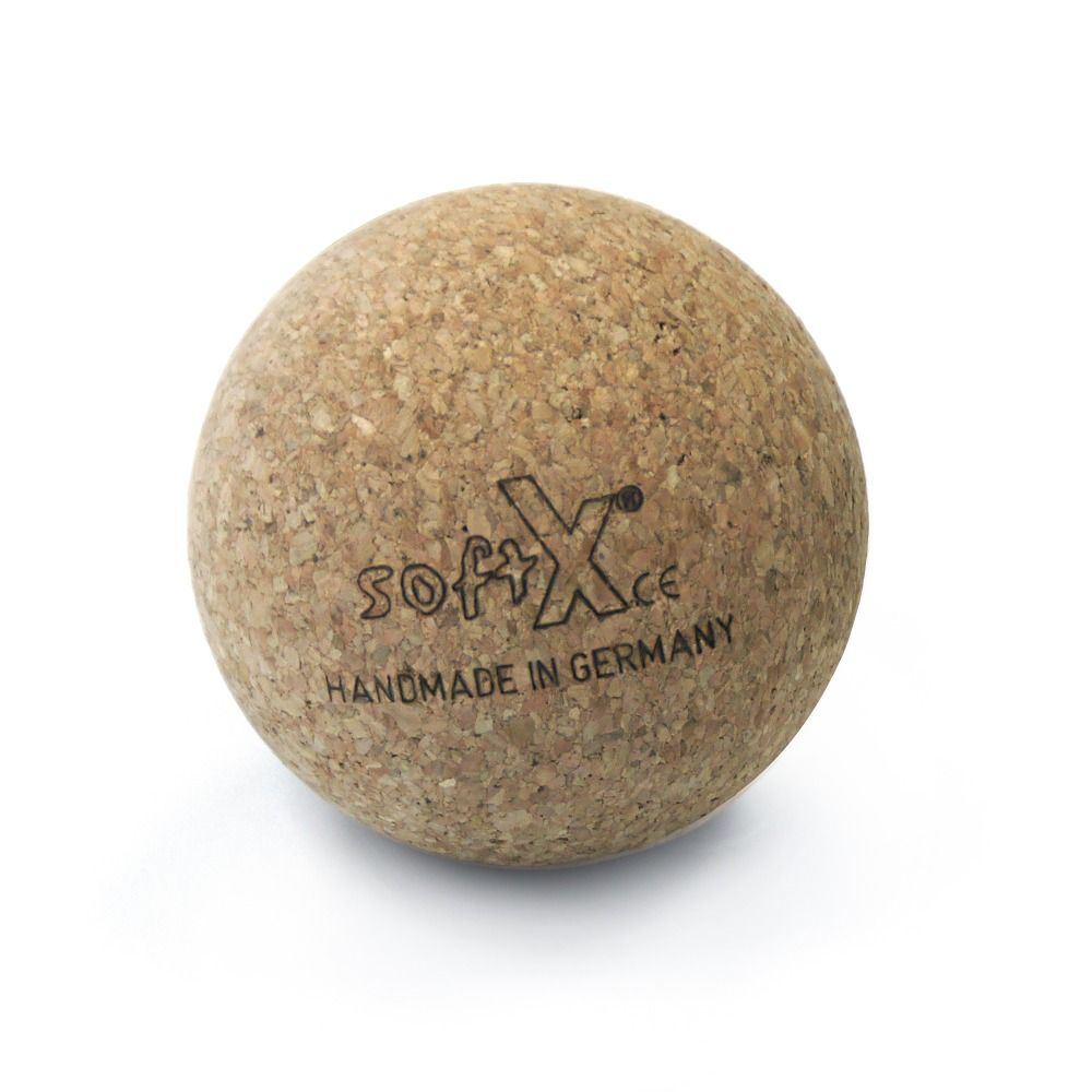 Kork-Faszienball. Rund, hellbraun. Aufschrift: softX, Handmade in Germany. CE-Zeichen.