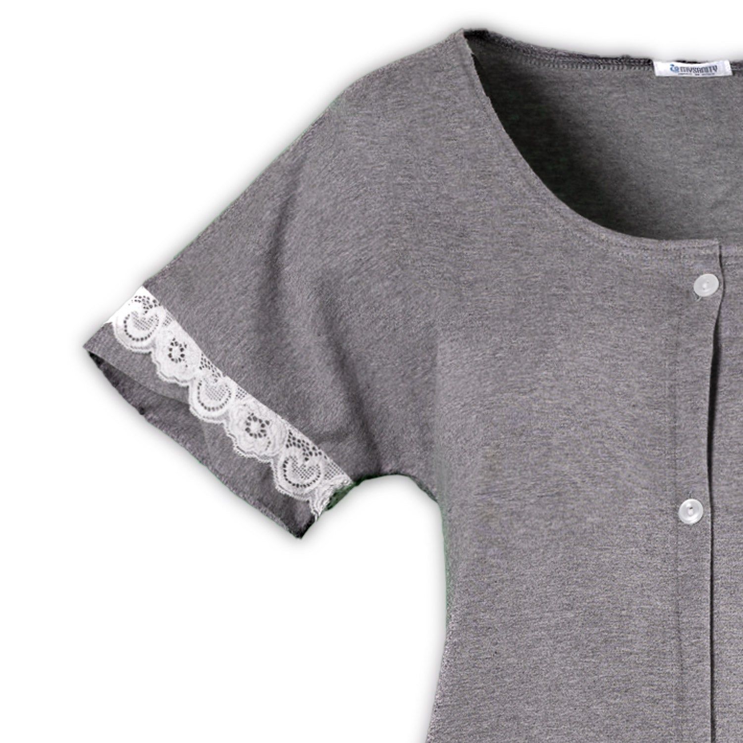 Ausschnitt eines grauen, melierten Geburtshemdes. Kurze Ärmel mit weißer Spitze. Knöpfe sind sichtbar.