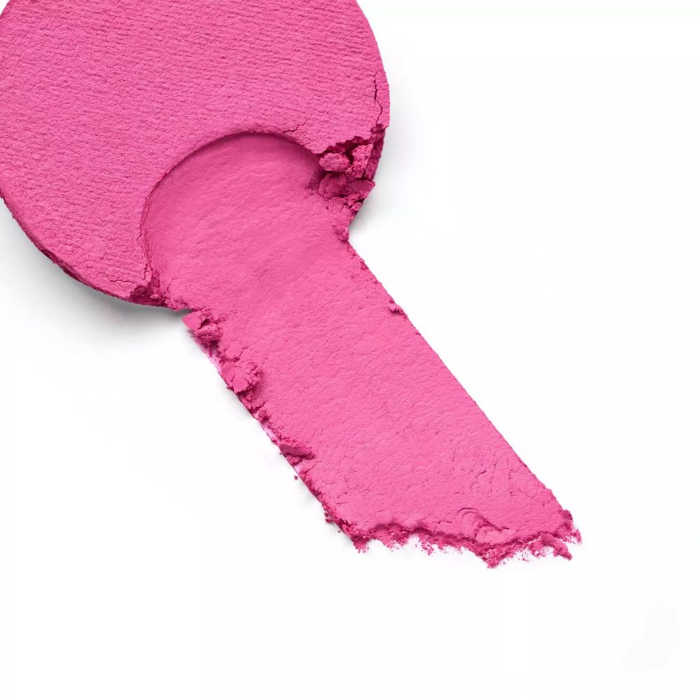 Rosa Rouge-Abstrich auf weißem Hintergrund. Textur sichtbar.