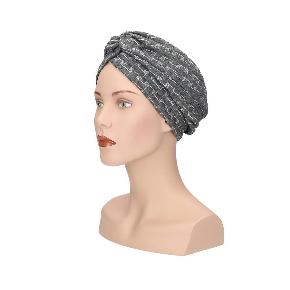 Grauer Turban mit Webmuster, auf einer Schaufensterpuppe.
